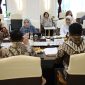 Menteri PANRB Rini Widyantini (tengah) dalam rapat dengan Wakil Menteri Sekretaris Negara Bambang Eko Suhariyanto dan Juri Ardiantoro, di Jakarta, Jumat (27/3/2026). Foto: Humas PANRB