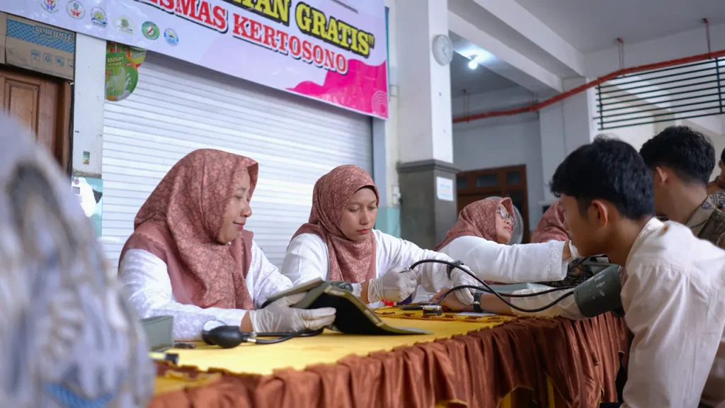 Petugas kesehatan memberikan layanan pemeriksaan tekanan darah kepada warga dalam kegiatan Safari Ramadan Pemkab Nganjuk di Pondok Pesantren Al Ubaidah, Kertosono. Foto: Pribadi