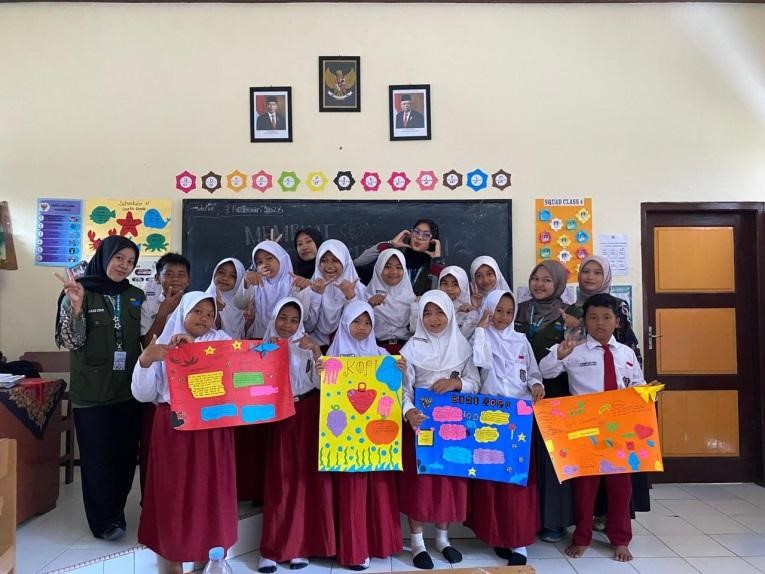 Dokumentasi bersama dengan menunjukan Mind map yang telah disusun. Foto: KKN-T 100 UNS