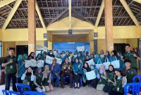 Foto bersama peserta dan mahasiswa KKN-T UNS Kelompok 100. (Sumber: Dokumentasi Pribadi KKN-T UNS Kelompok 100)