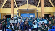 Foto bersama peserta dan mahasiswa KKN-T UNS Kelompok 100. (Sumber: Dokumentasi Pribadi KKN-T UNS Kelompok 100)