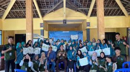 Foto bersama peserta dan mahasiswa KKN-T UNS Kelompok 100. (Sumber: Dokumentasi Pribadi KKN-T UNS Kelompok 100)