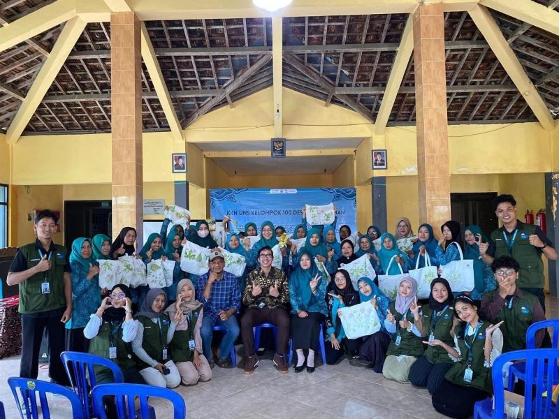 Foto bersama peserta dan mahasiswa KKN-T UNS Kelompok 100. (Sumber: Dokumentasi Pribadi KKN-T UNS Kelompok 100)