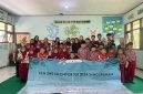 Foto bersama Siswa Guru SDN 1 Sanggrahan dan mahasiswa KKN-T UNS Kelompok 100. (Sumber: Dokumentasi Pribadi KKN-T UNS Kelompok 100)