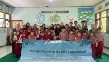 Foto bersama Siswa Guru SDN 1 Sanggrahan dan mahasiswa KKN-T UNS Kelompok 100. (Sumber: Dokumentasi Pribadi KKN-T UNS Kelompok 100)