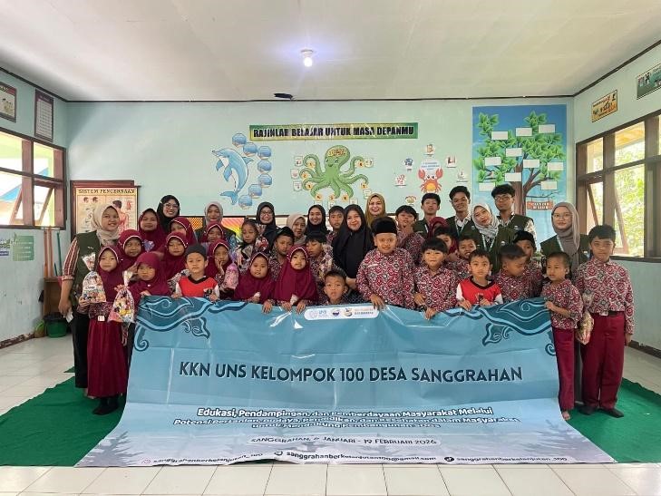 Foto bersama Siswa Guru SDN 1 Sanggrahan dan mahasiswa KKN-T UNS Kelompok 100. (Sumber: Dokumentasi Pribadi KKN-T UNS Kelompok 100)