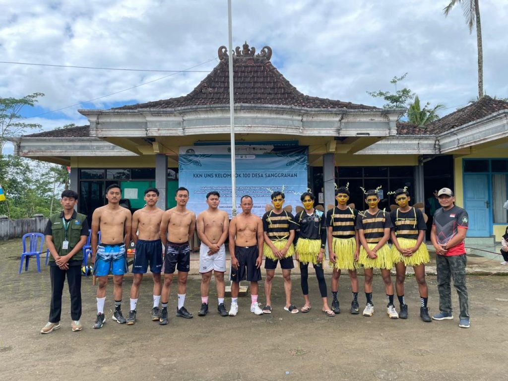 Foto bersama ketua pelaksana, Kepala Desa Sanggrahan, serta dua tim peserta yang mengenakan kostum kreatif dalam Lomba Fun Game Bola Voli antar dusun di Desa Sanggrahan. (Sumber: Dokumentasi Pribadi KKN-T UNS Kelompok 100)