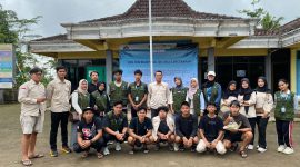 Foto bersama panitia dan mahasiswa KKN-T UNS Kelompok 100. (Sumber: Dokumentasi Pribadi KKN-T UNS Kelompok 100)