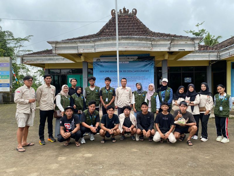 Foto bersama panitia dan mahasiswa KKN-T UNS Kelompok 100. (Sumber: Dokumentasi Pribadi KKN-T UNS Kelompok 100)