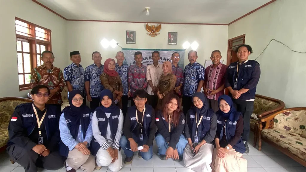 Foto bersama perangkat Desa Binade, Kecamatan Ngrayun. Foto: pribadi/KKN 112 UNS