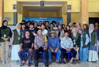 Foto bersama peserta dan mahasiswa KKN-T UNS Kelompok 100. Foto: Dokumentasi Pribadi KKN-T UNS Kelompok 100