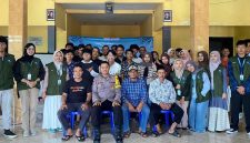 Foto bersama peserta dan mahasiswa KKN-T UNS Kelompok 100. Foto: Dokumentasi Pribadi KKN-T UNS Kelompok 100