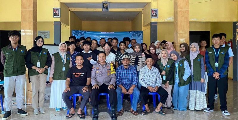 Foto bersama peserta dan mahasiswa KKN-T UNS Kelompok 100. Foto: Dokumentasi Pribadi KKN-T UNS Kelompok 100