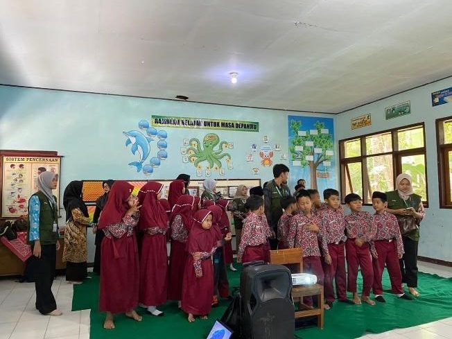 Ice Breaking Tepuk Unggah Ungguh. (Sumber: Dokumentasi Pribadi KKN-T UNS Kelompok 100)