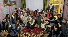 Kelompok KKN 74 UNS bersama Ibu-ibu Rumah Tangga Dusun Gugu 2, Desa Gunungsari. Foto: KKN 74 UNS