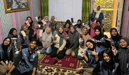 Kelompok KKN 74 UNS bersama Ibu-ibu Rumah Tangga Dusun Gugu 2, Desa Gunungsari. Foto: KKN 74 UNS