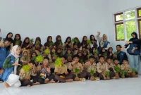 Kelompok KKN UNS 74 bersama Siswa SD Negeri 1 Gunungsari. Foto: KKN 74 UNS