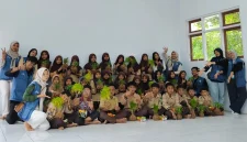 Kelompok KKN UNS 74 bersama Siswa SD Negeri 1 Gunungsari. Foto: KKN 74 UNS
