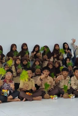 Mahasiswa KKN UNS Kenalkan Teknik Menanam Kokedama kepada Siswa SD di Gunungsari