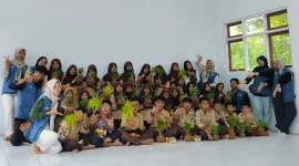 Kelompok KKN UNS 74 bersama Siswa SD Negeri 1 Gunungsari. Foto: KKN 74 UNS