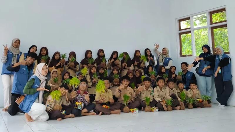 Kelompok KKN UNS 74 bersama Siswa SD Negeri 1 Gunungsari. Foto: KKN 74 UNS