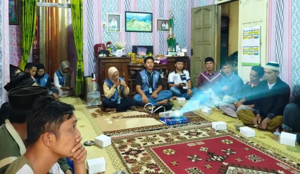 Kelompok KKN UNS 74 bersama Kelompok Tani Desa Gunungsari. Foto: KKN 74 UNS