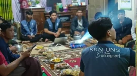 Kelompok KKN UNS 74 bersama dengan pengurus Karang Taruna Manunggal Jaya, Dusun Gugu 2, Desa Gunungsari. Foto: KKN 74 UNS