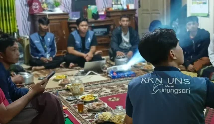 Kelompok KKN UNS 74 bersama dengan pengurus Karang Taruna Manunggal Jaya, Dusun Gugu 2, Desa Gunungsari. Foto: KKN 74 UNS