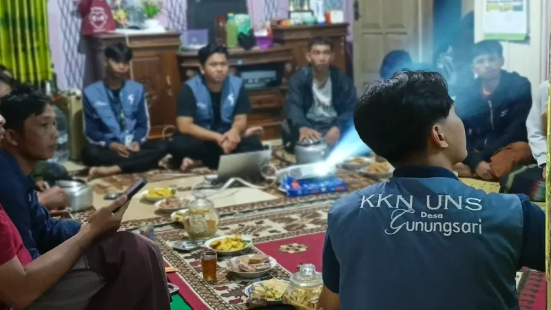 Kelompok KKN UNS 74 bersama dengan pengurus Karang Taruna Manunggal Jaya, Dusun Gugu 2, Desa Gunungsari. Foto: KKN 74 UNS