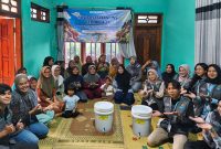 Mahasiswa KKN UNS berfoto bersama ibu-ibu peserta pelatihan pengolahan limbah sayur. (Foto: KKN UNS 81 Seloprojo)