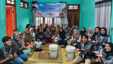 Mahasiswa KKN UNS berfoto bersama ibu-ibu peserta pelatihan pengolahan limbah sayur. (Foto: KKN UNS 81 Seloprojo)