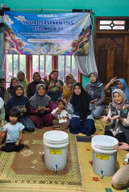 Kolaborasi Mahasiswa UNS dan Warga Seloprojo Olah Limbah Sayur Jadi Pupuk Organik Cair, Dorong Pertanian Berkelanjutan