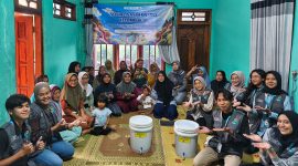 Mahasiswa KKN UNS berfoto bersama ibu-ibu peserta pelatihan pengolahan limbah sayur. (Foto: KKN UNS 81 Seloprojo)