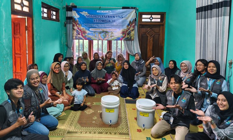 Mahasiswa KKN UNS berfoto bersama ibu-ibu peserta pelatihan pengolahan limbah sayur. (Foto: KKN UNS 81 Seloprojo)