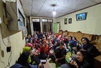 Mahasiswa KKN UNS berfoto bersama peserta pelatihan sambil menunjukkan hasil lilin aromaterapi dari minyak jelantah. (Foto: KKN UNS 81 Seloprojo)