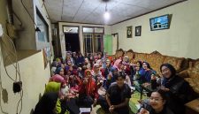 Mahasiswa KKN UNS berfoto bersama peserta pelatihan sambil menunjukkan hasil lilin aromaterapi dari minyak jelantah. (Foto: KKN UNS 81 Seloprojo)