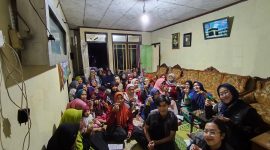 Mahasiswa KKN UNS berfoto bersama peserta pelatihan sambil menunjukkan hasil lilin aromaterapi dari minyak jelantah. (Foto: KKN UNS 81 Seloprojo)