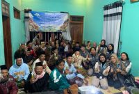 Mahasiswa KKN UNS dan peserta pelatihan berfoto bersama dengan menunjukkan hasil praktik pembuatan pestisida nabati. (Foto: KKN UNS 81 Seloprojo)
