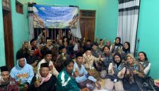 Mahasiswa KKN UNS dan peserta pelatihan berfoto bersama dengan menunjukkan hasil praktik pembuatan pestisida nabati. (Foto: KKN UNS 81 Seloprojo)
