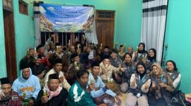 Mahasiswa KKN UNS dan peserta pelatihan berfoto bersama dengan menunjukkan hasil praktik pembuatan pestisida nabati. (Foto: KKN UNS 81 Seloprojo)
