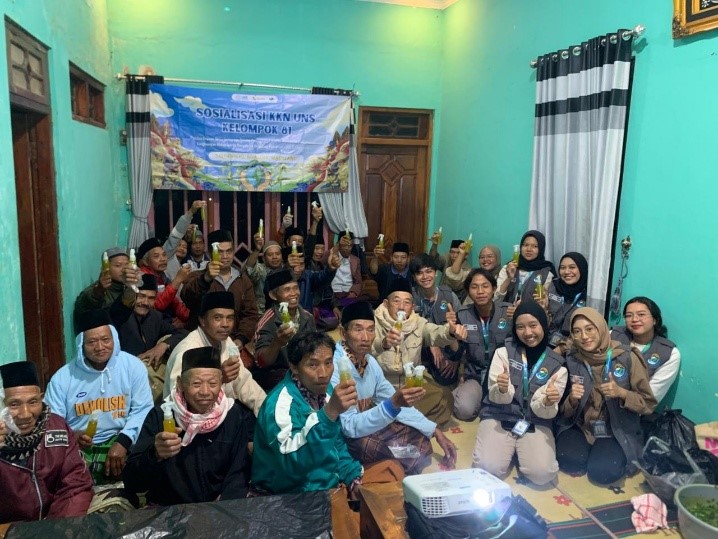 Mahasiswa KKN UNS dan peserta pelatihan berfoto bersama dengan menunjukkan hasil praktik pembuatan pestisida nabati. (Foto: KKN UNS 81 Seloprojo)
