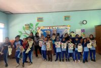 Mahasiswa KKN UNS dan siswa SDN Seloprojo berfoto bersama sambil menunjukkan hasil karya ecoprint. (Foto: KKN UNS 81 Seloprojo)