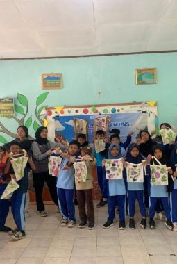 Siswa SDN Seloprojo Antusias Ikuti Kegiatan Ecoprint Bersama Tim KKN UNS 81