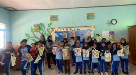 Mahasiswa KKN UNS dan siswa SDN Seloprojo berfoto bersama sambil menunjukkan hasil karya ecoprint. (Foto: KKN UNS 81 Seloprojo)