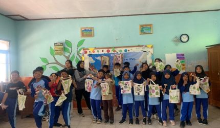 Mahasiswa KKN UNS dan siswa SDN Seloprojo berfoto bersama sambil menunjukkan hasil karya ecoprint. (Foto: KKN UNS 81 Seloprojo)