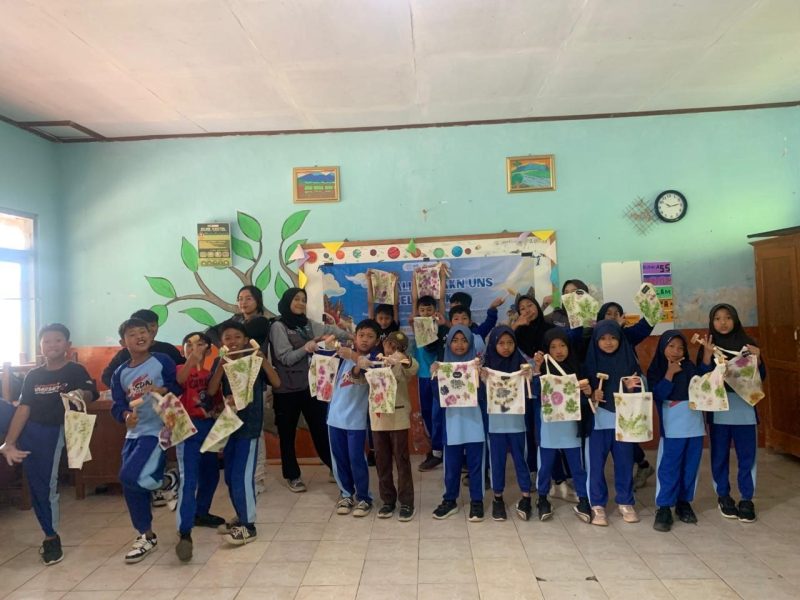 Mahasiswa KKN UNS dan siswa SDN Seloprojo berfoto bersama sambil menunjukkan hasil karya ecoprint. (Foto: KKN UNS 81 Seloprojo)