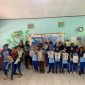 Mahasiswa KKN UNS dan siswa SDN Seloprojo berfoto bersama sambil menunjukkan hasil karya ecoprint. (Foto: KKN UNS 81 Seloprojo)