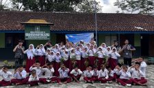 Mahasiswa KKN UNS melakukan foto bersama siswa MI Ma’arif Pernolo. (Foto: KKN UNS 81 Seloprojo)