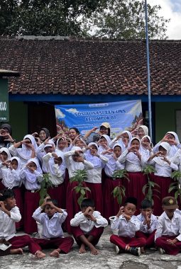 KKN UNS Edukasi Bahaya Kebakaran Lahan kepada Siswa MI di Seloprojo, Dorong Literasi Lingkungan Sejak Dini