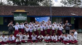 Mahasiswa KKN UNS melakukan foto bersama siswa MI Ma’arif Pernolo. (Foto: KKN UNS 81 Seloprojo)